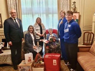 Участнице Брестского подполья из Химок вручили подарки ко Дню Победы
