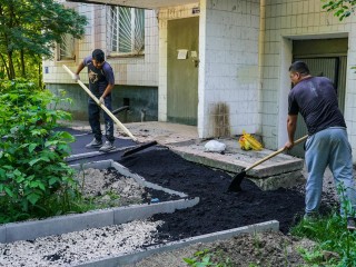 Тротуары и детские площадки обновят в 22 дворах Химок