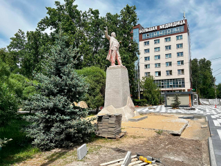 Монумент Ленину очистили от старой краски и штукатурки в Королеве