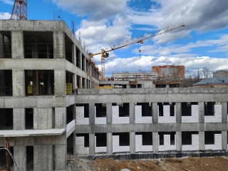 На стройплощадке новой поликлиники в Королеве начали возводить 4 и 5 этажи