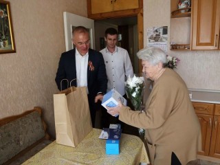 Депутаты вручили ветеранам Чехова полезные подарки