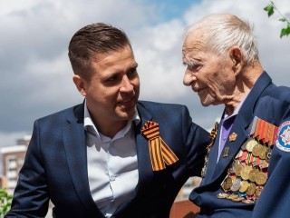 Ветеран, который подарил мемуары президенту России, отметил День Победы