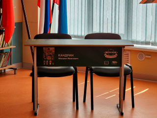 В честь бойца СВО в королевской гимназии открыли «Парту Героя»