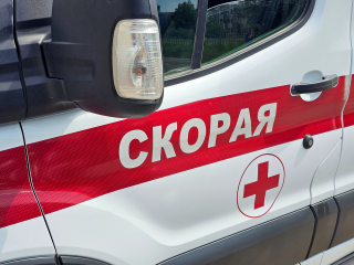 Врачи оказывают помощь ребенку, который попал в ДТП на трассе М-5 в Луховицах