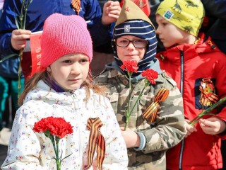 Жители Мытищ принесли цветы и свечи к новому памятнику в Парке Ветеранов