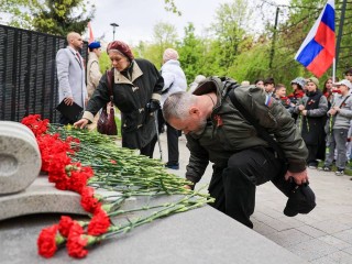 Сотни красных гвоздик возложили мытищинцы к монументу в парке Ветеранов