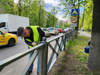 В Химках отремонтировали и покрасили ограждения вдоль улицы Пролетарская
