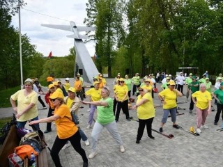 Истринские пенсионеры ставят рекорды скандинавской ходьбы