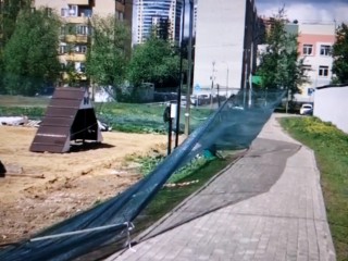 По просьбе реутовчан укрепили ограждения площадки для выгула собак