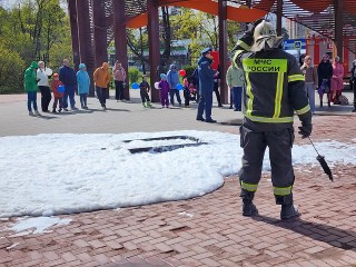«Пенную вечеринку» устроили спасатели в Сергиевом Посаде в честь праздника
