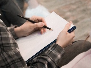 Черноголовцев приглашают нарисовать цветы акварелью