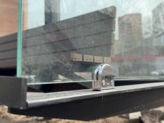 Разбитое стекло на автобусной остановке заменили в Раменье