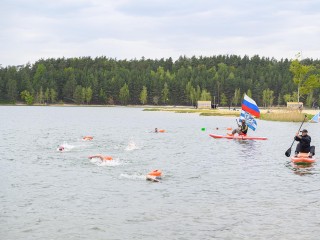 Жители Лыткарина устроили заплыв на карьере «Волкуша» в честь 9 мая