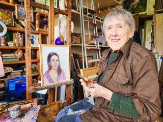 Радость со слезами на глазах»: 97-летняя художница из Подольска поделилась воспоминаниями о Дне Победы