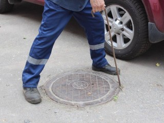 Засоры в канализационных колодцах на улице Центральной устранили после жалоб жителей