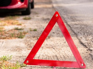 «Волга» врезалась в спецтехнику на трассе в сторону Шаховской