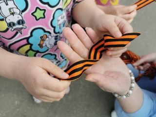 Сотрудники Ивантеевки раздали Георгиевские ленты в трех городах России