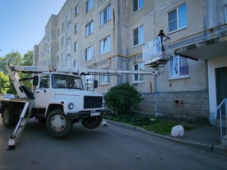Коммунальщики Бронниц красят газовые трубы в Садовом проезде
