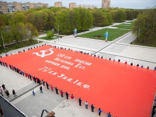 Копию Знамени Победы шириной более 40 метров развернули в Звездном городке