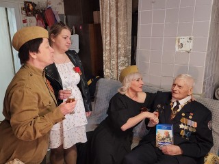 В День Победы ветеран Николай Козлов получил подарок – сборник «Письма с фронта. СВОим от СВОих»
