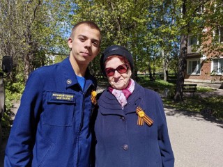В Пролетарском студенты раздали георгиевские ленты в преддверии 9 мая