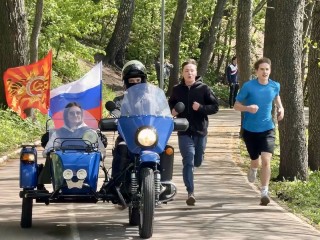 Бежали за мотоциклом: марафон в честь юбилея Победы собрал спортсменов из Раменского