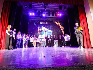Танцевальные коллективы Клина устроили шоу и общий флешмоб