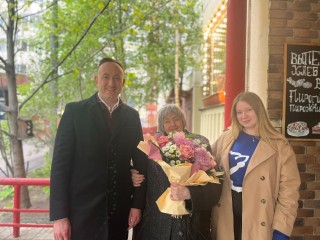 Ветеранам труда из Химок вручили памятные подарки к 1 мая