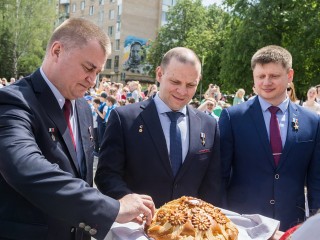 Космонавтов экипажа МКС-72 встретили после реабилитации в Звездном городке