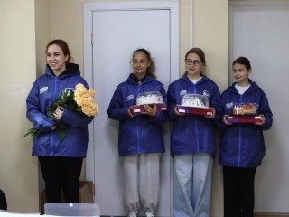 Чайные розы преподнесли бронницкие молодогвардейцы медицинским сестрам