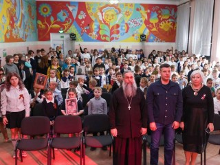 Глава Подольска Артамонов доставил подарки в школу Луганска ко Дню Победы
