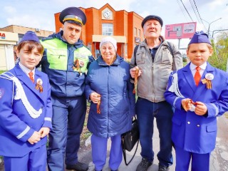В Высоковске юные инспекторы движения раздали жителям Георгиевские ленточки