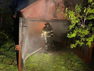 Пожарные потушили загоревшийся гараж в рабочем поселке Михнево