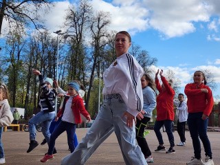 Танец под «Катюшу» в исполнении многодетных семей украсил праздник Победы