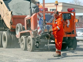 Дорожники выполнили ямочный ремонт по улице Строителей в Красной Пойме