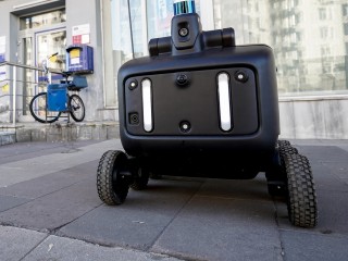 Жители Мытищ оценили неприхотливого робота-уборщика в торговом центре