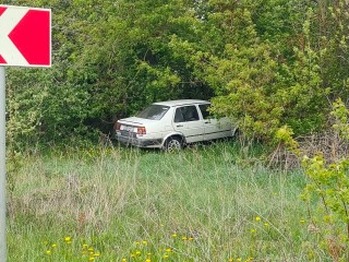 Автомобиль-призрак затаился под зеленой пеленой у почты в Серебряных Прудах