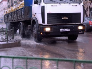 Подмосковным большегрузам разрешили передвигаться по МКАД