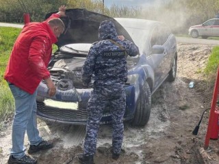 Росгвардейцы пришли на помощь водителю загоревшегося автомобиля