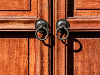 В Шаховской продают уникальный американский шкаф за ₽1 млн