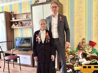 В преддверии 80-летия Победы министр Сергей Двойных посетил ветерана в Литвинове