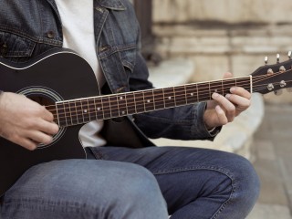 Молодые парни с гитарами устроили концерт для жителей «Мытищи Парк»