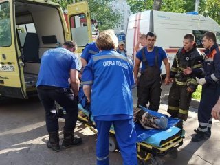 В Пересвете спасатели помогли медикам транспортировать пенсионерку с кровотечением