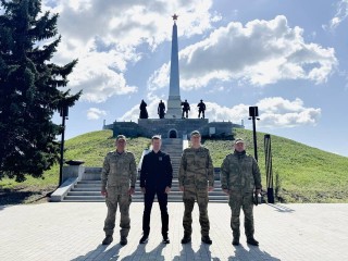 Сергей Юров возложил цветы к мемориалам славы в Луганской и Донецкой республиках
