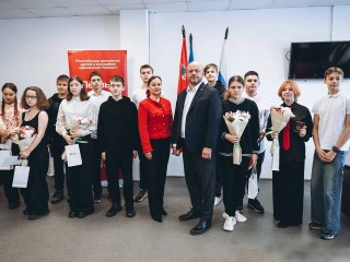 Щелковским подросткам вручили первые паспорта в торжественной обстановке