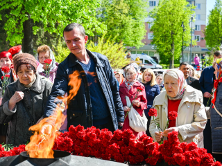 Жители Ленинского округа почтили память героев войны и святого Георгия