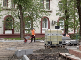Двор на улице Школьная в Видном преображается
