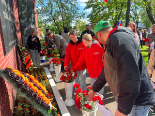 Жуковчане возложили цветы к Обелиску павшим в боях за Родину