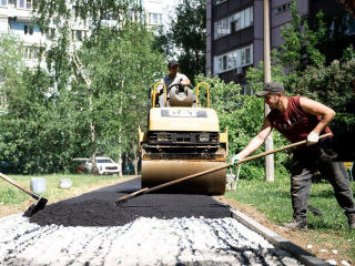 Новые тротуары и парковки обустроили в семи дворах Дзержинского