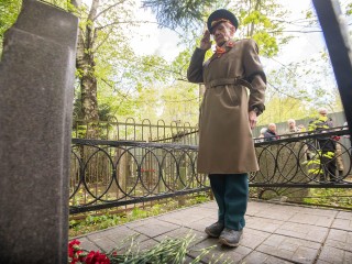 Ветераны и молодежь собрались у мемориала на Никольском кладбище